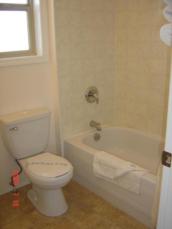 Beachside Motel Penticton Room photo